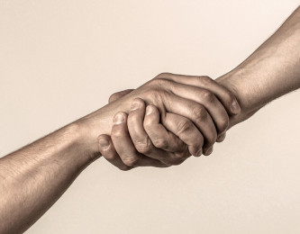 Et si l’auto-compassion devenait notre nouvelle force intérieure ?